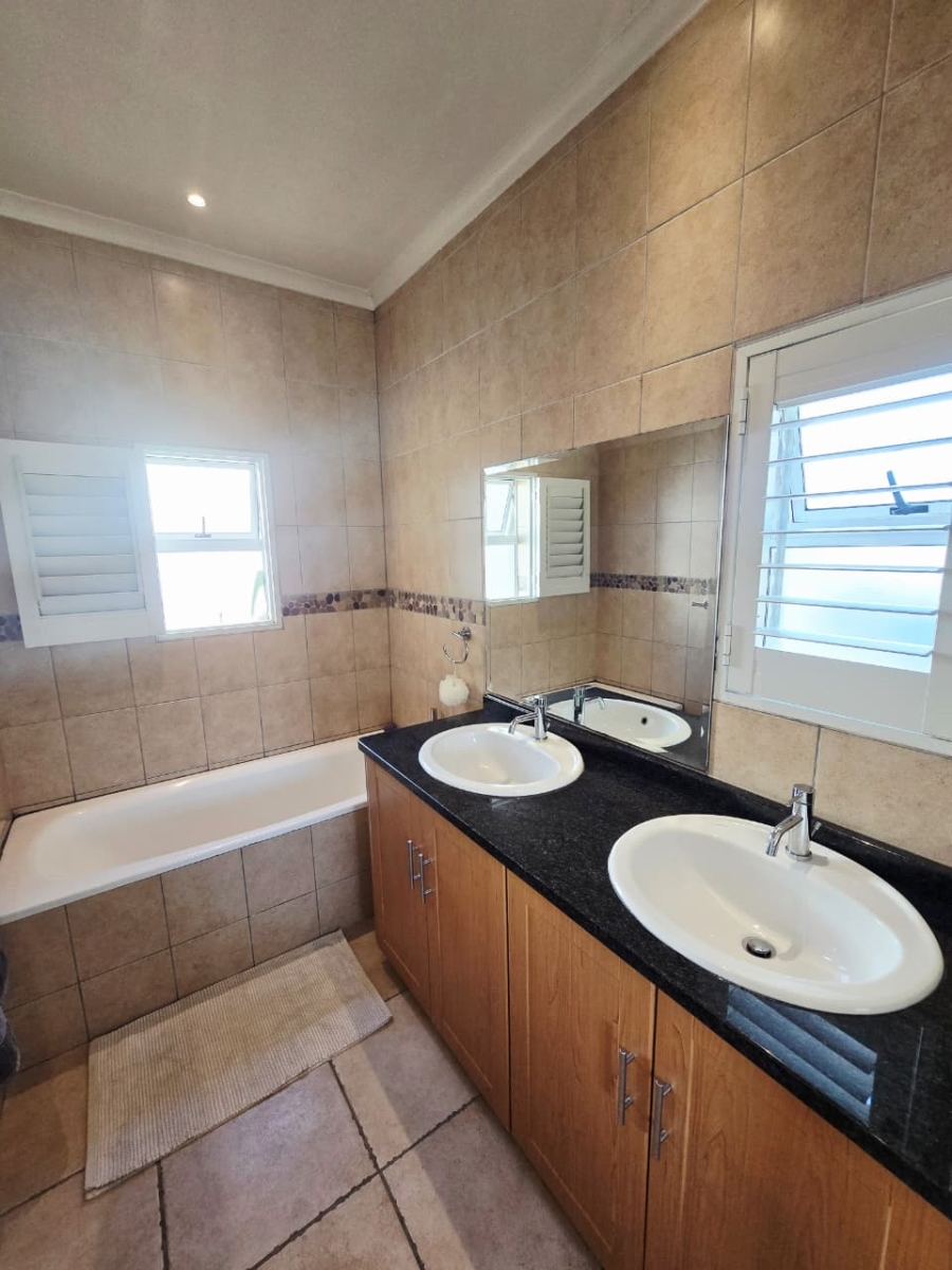 3 Bedroom Property for Sale in Kingswood Golf Estate Western Cape